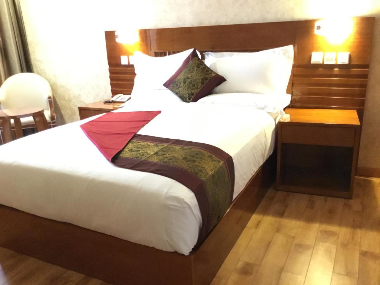 Marcen Addis Hotel Bagian luar foto