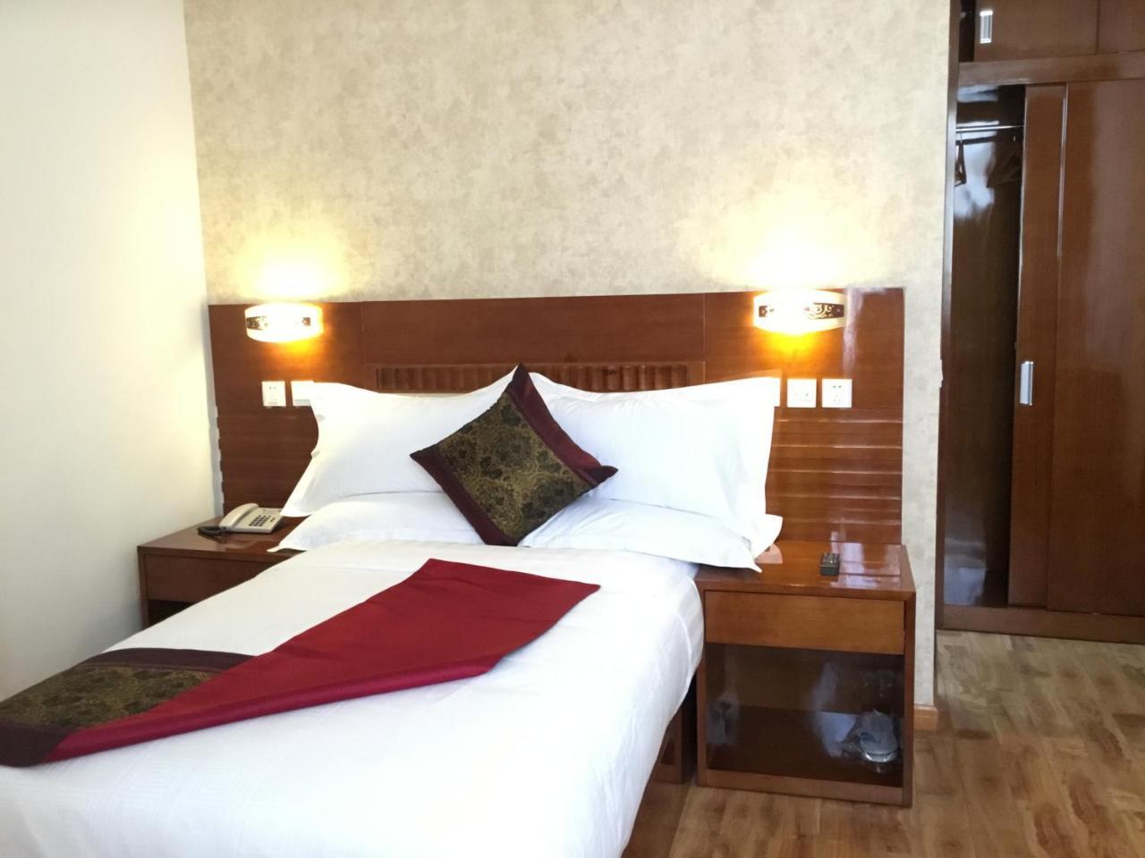Marcen Addis Hotel Bagian luar foto