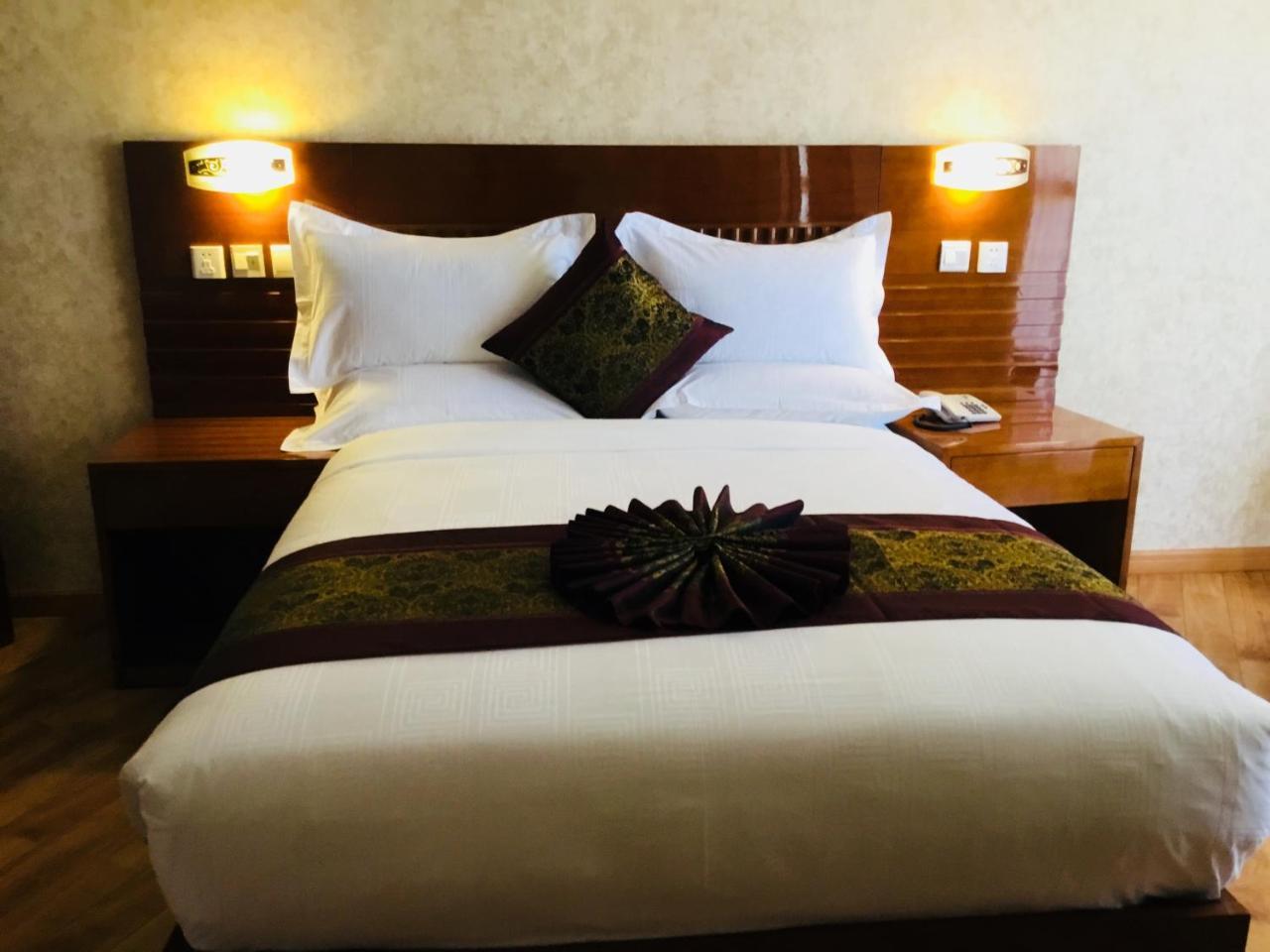 Marcen Addis Hotel Bagian luar foto
