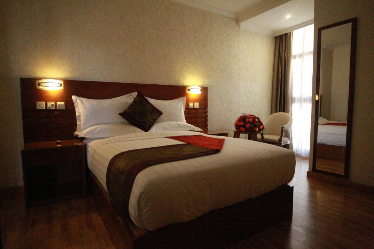 Marcen Addis Hotel Bagian luar foto