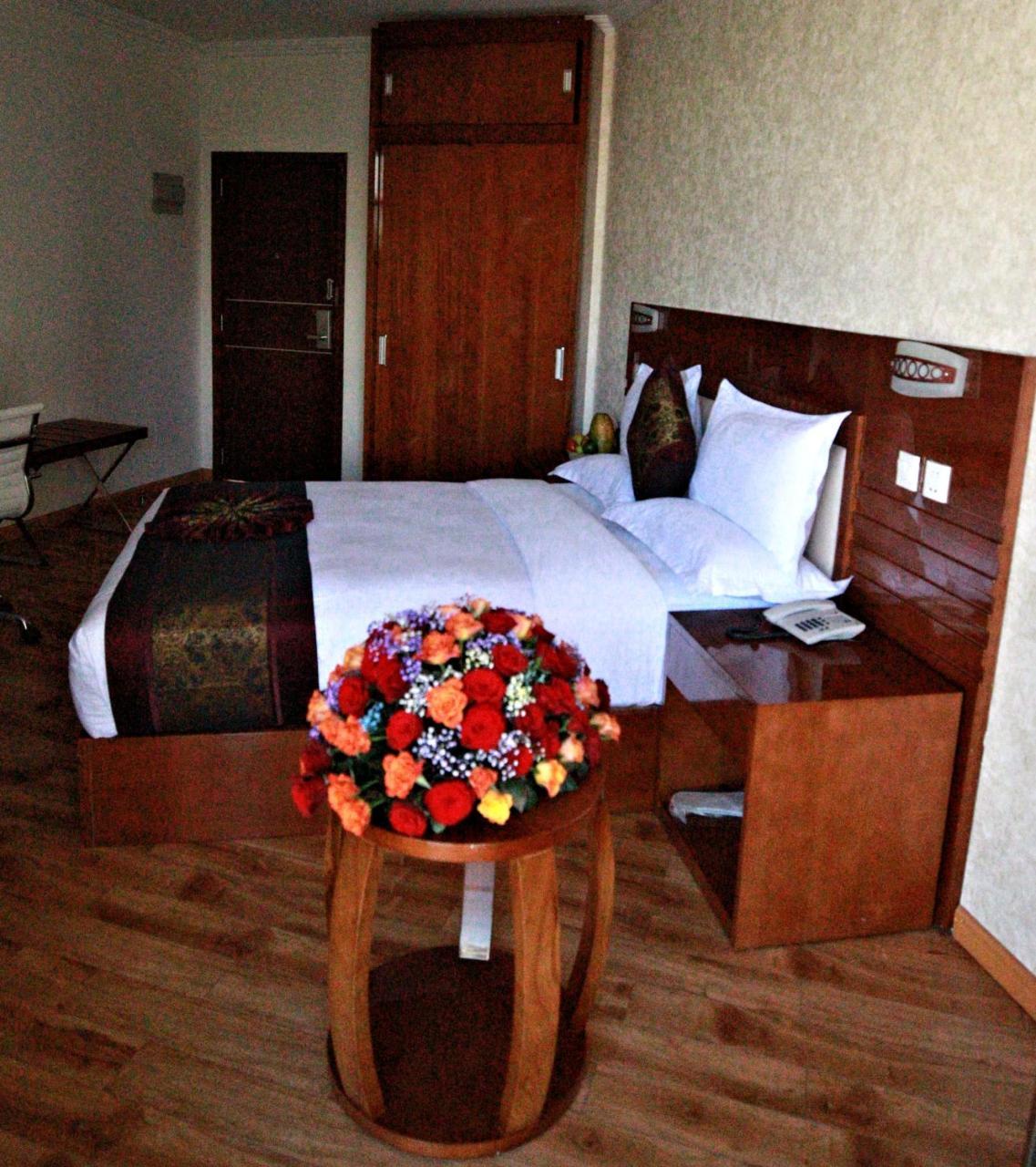 Marcen Addis Hotel Bagian luar foto