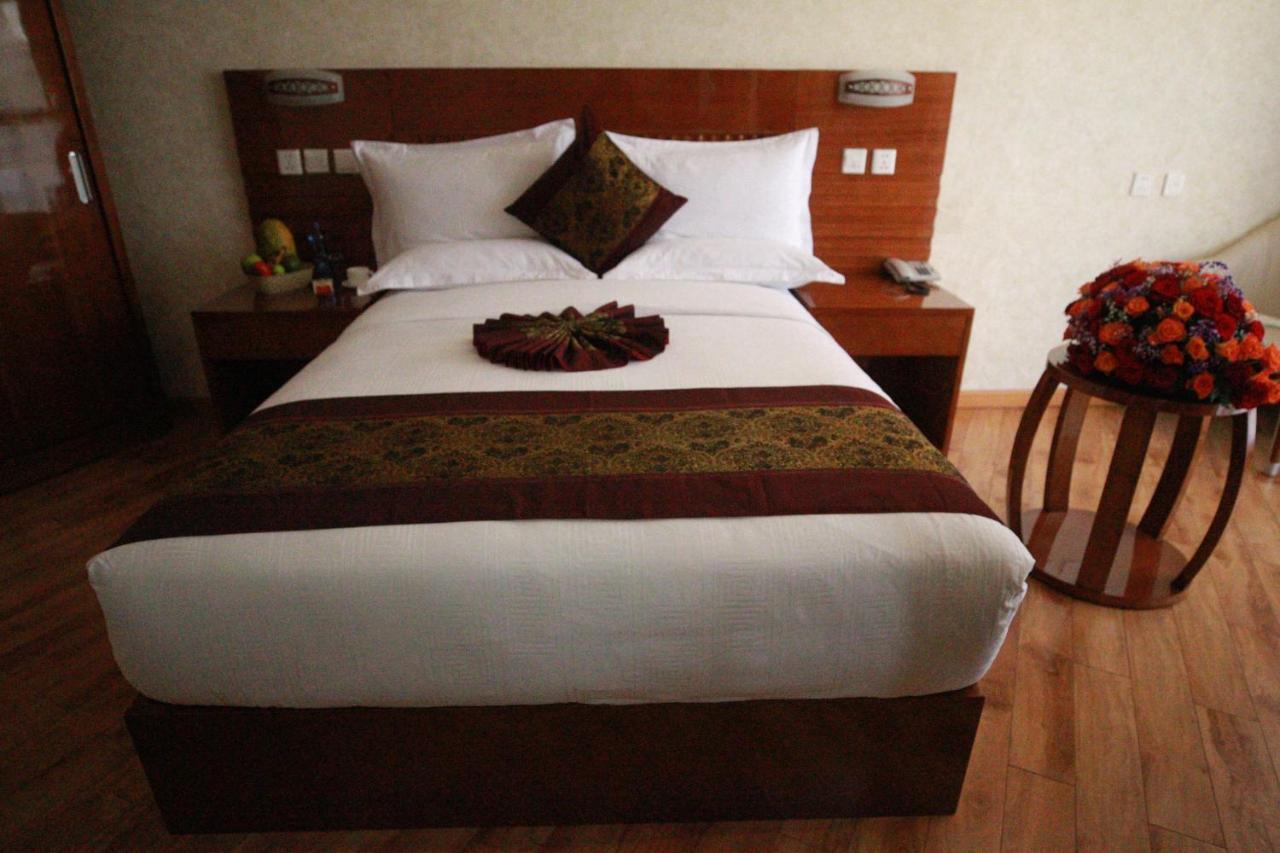 Marcen Addis Hotel Bagian luar foto