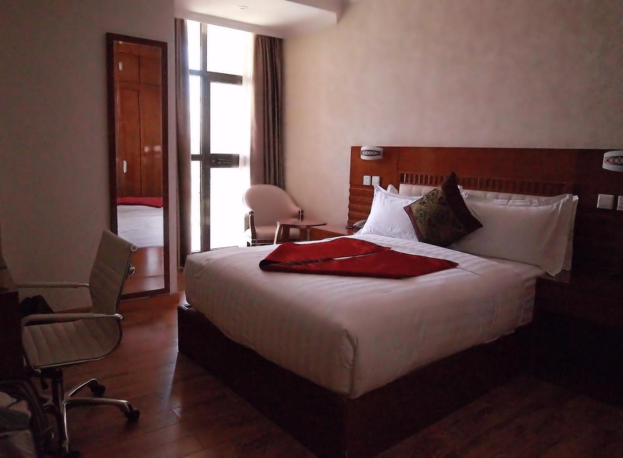 Marcen Addis Hotel Bagian luar foto