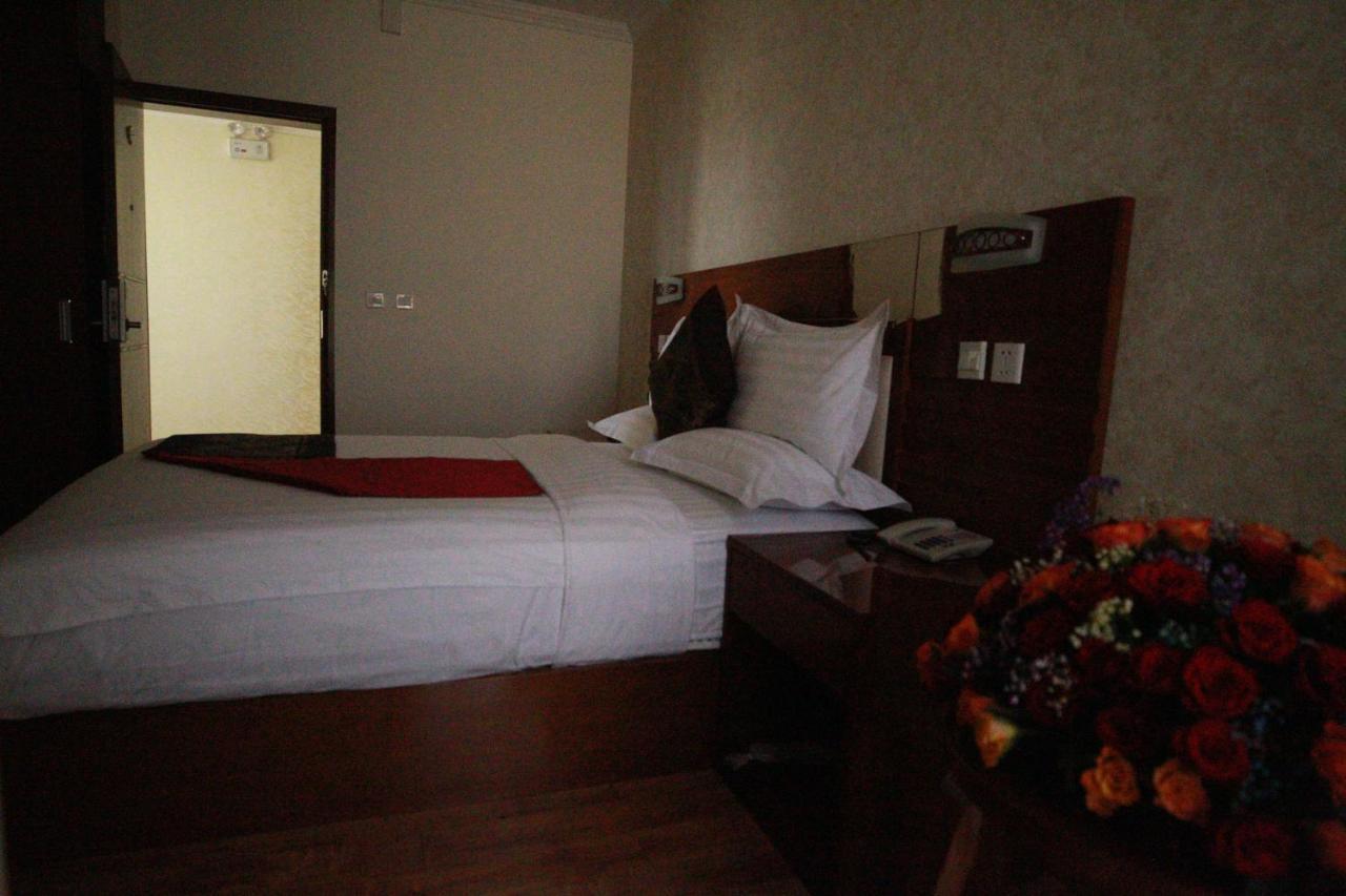 Marcen Addis Hotel Bagian luar foto