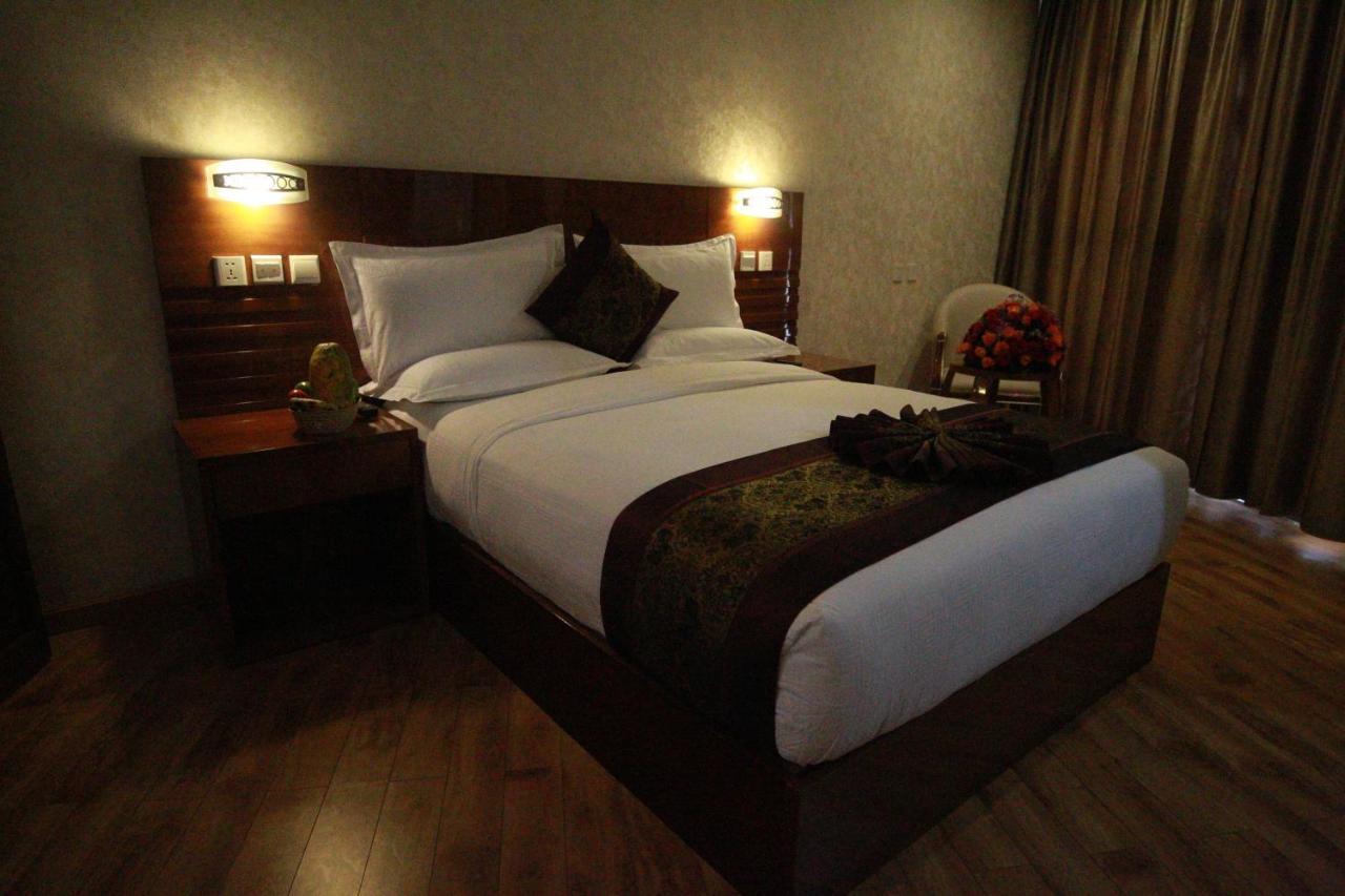 Marcen Addis Hotel Bagian luar foto