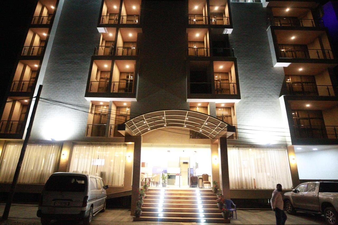 Marcen Addis Hotel Bagian luar foto